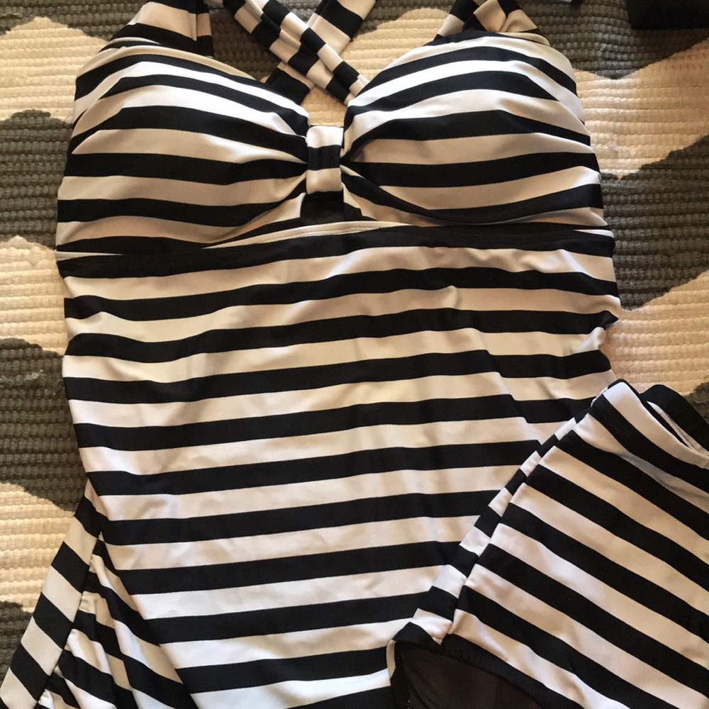 Torrid tankini with high waisted bottoms size 1